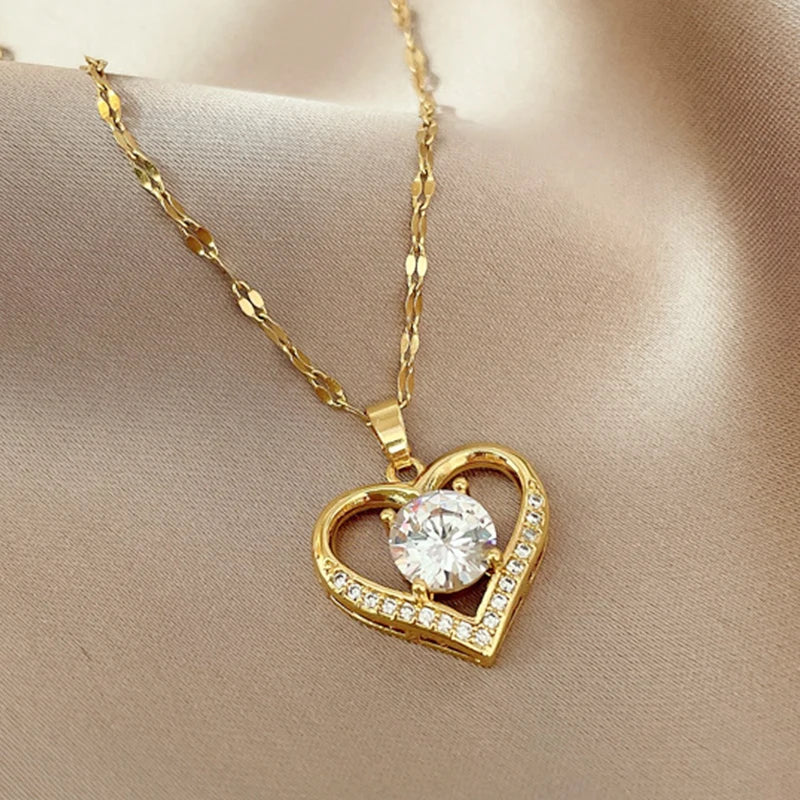 Collier pendentif coeur en pierres précieuses